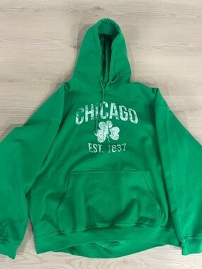 Gildan Green 'Chicago' Crewneck Sweatshirt with Shamrock Graphic